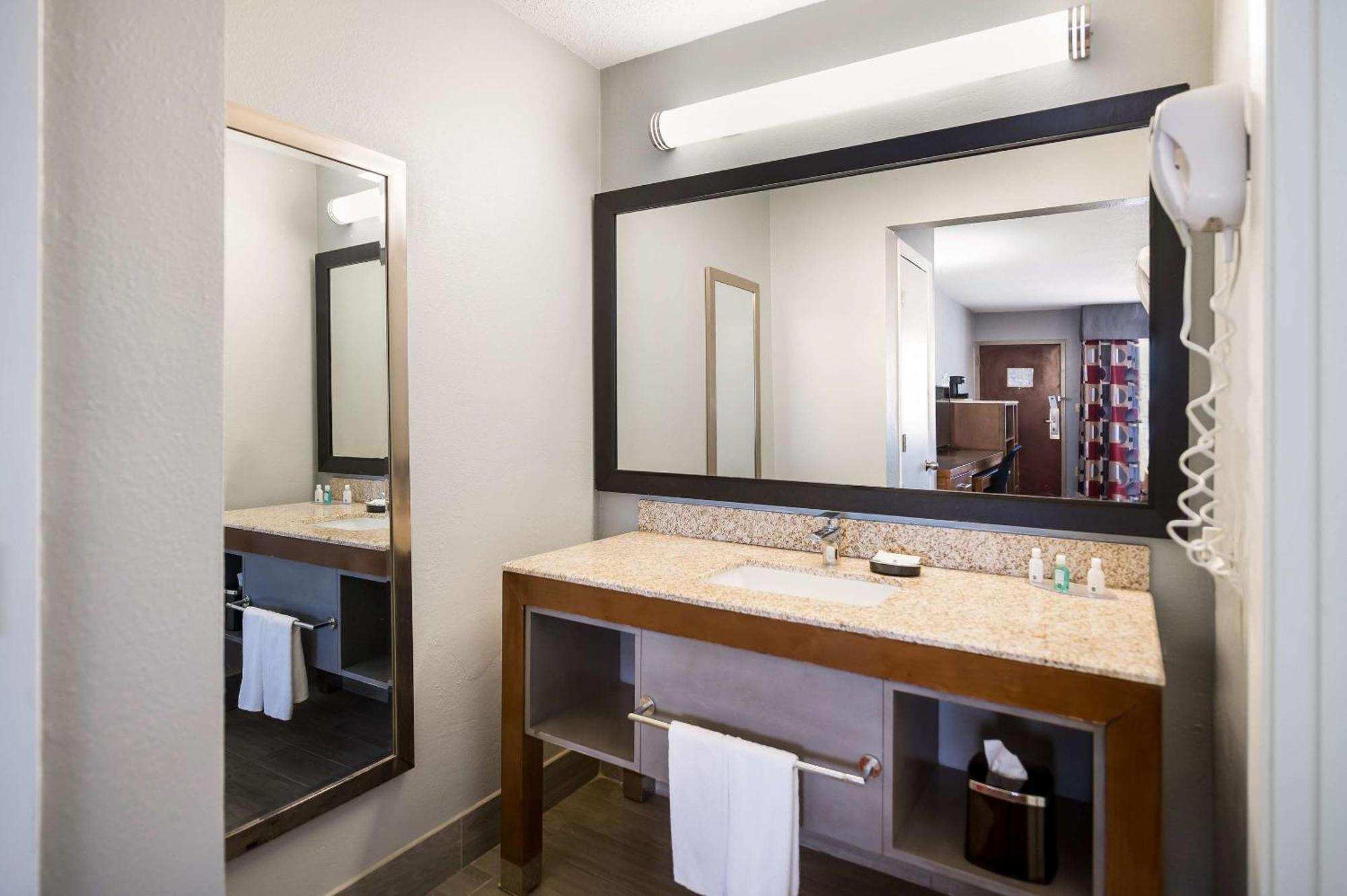 Quality Inn Near Parc Накотиш Екстериор снимка